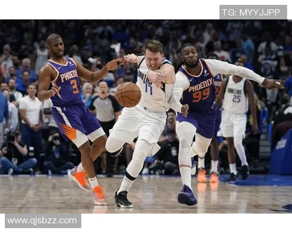 胡人队与独行侠的激烈对决展现篮球魅力与团队精神的巅峰对抗